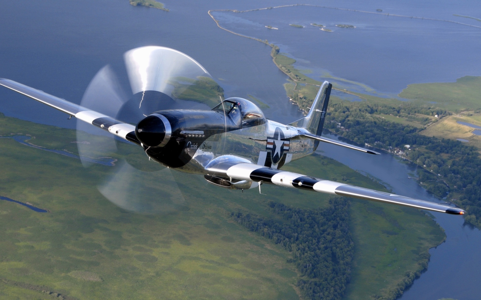 Американский самолет мустанг