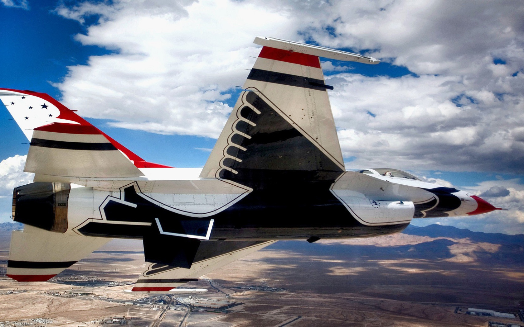 Истребитель Ф-16 Сокол