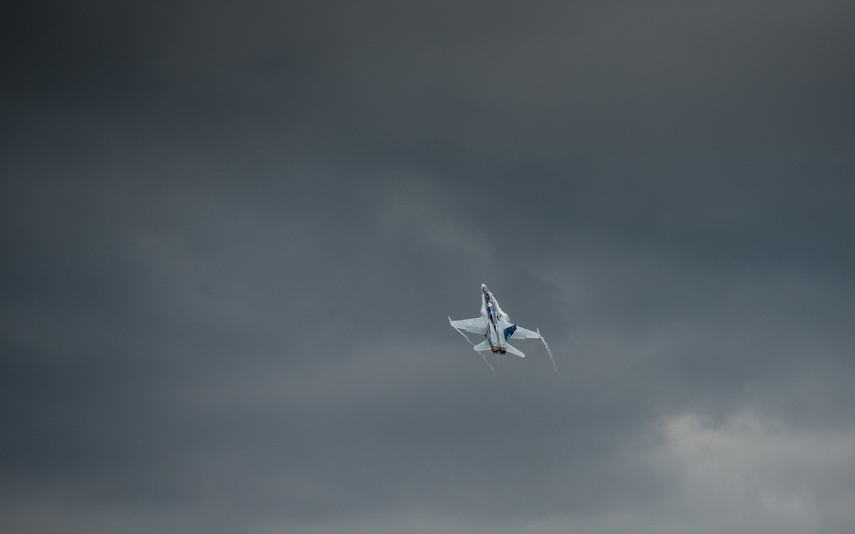 Истребитель летит в небе