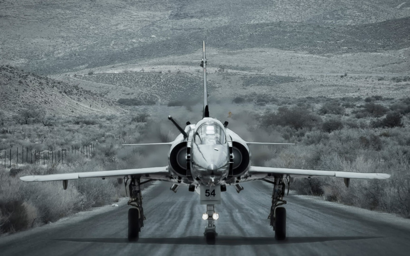 Истребитель на взлетно-посадочной полосе