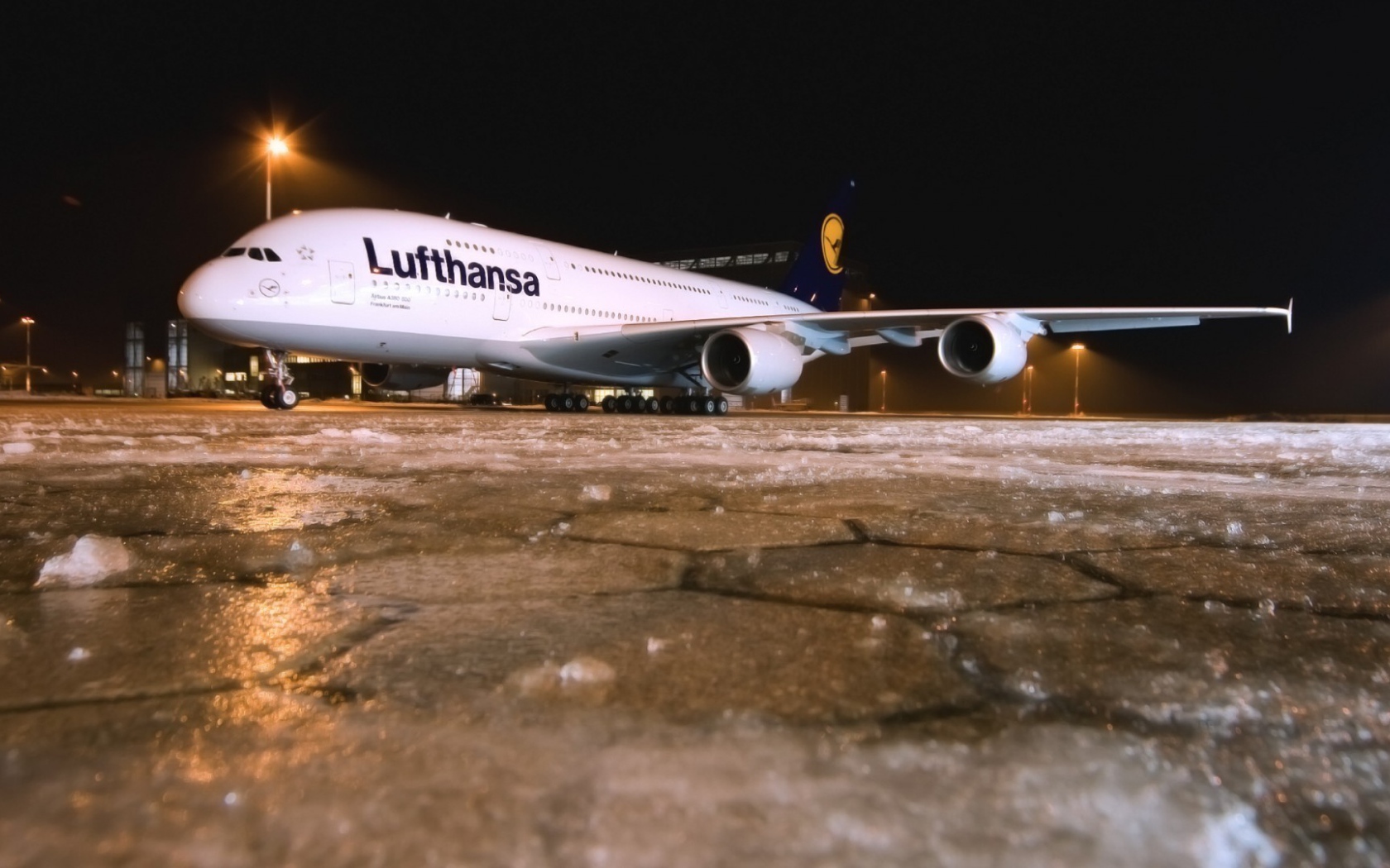 Самолет Люфтганза стоит в аэропорту