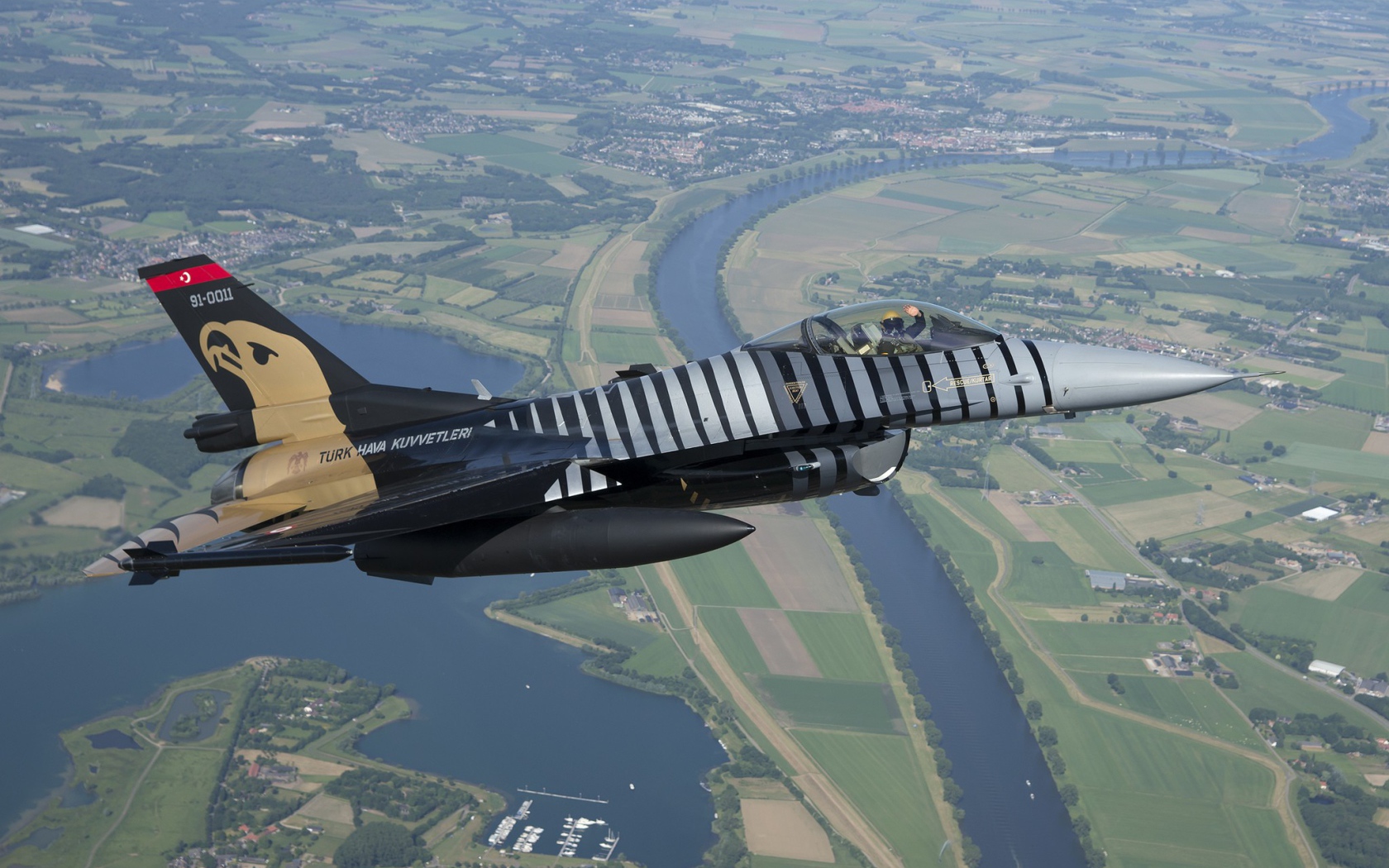 Военный самолет F-16 в небе Турции