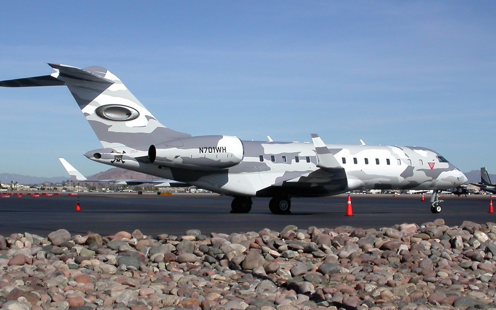 Небольшой самолет в камуфлированной окраске