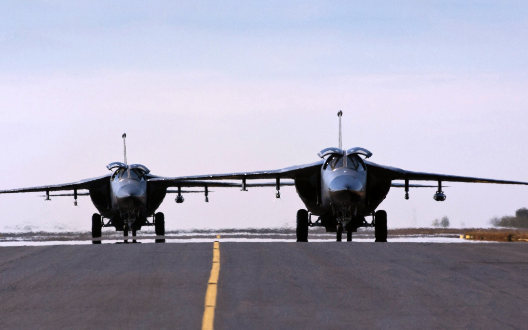 Два военных самолета готовятся к взлету
