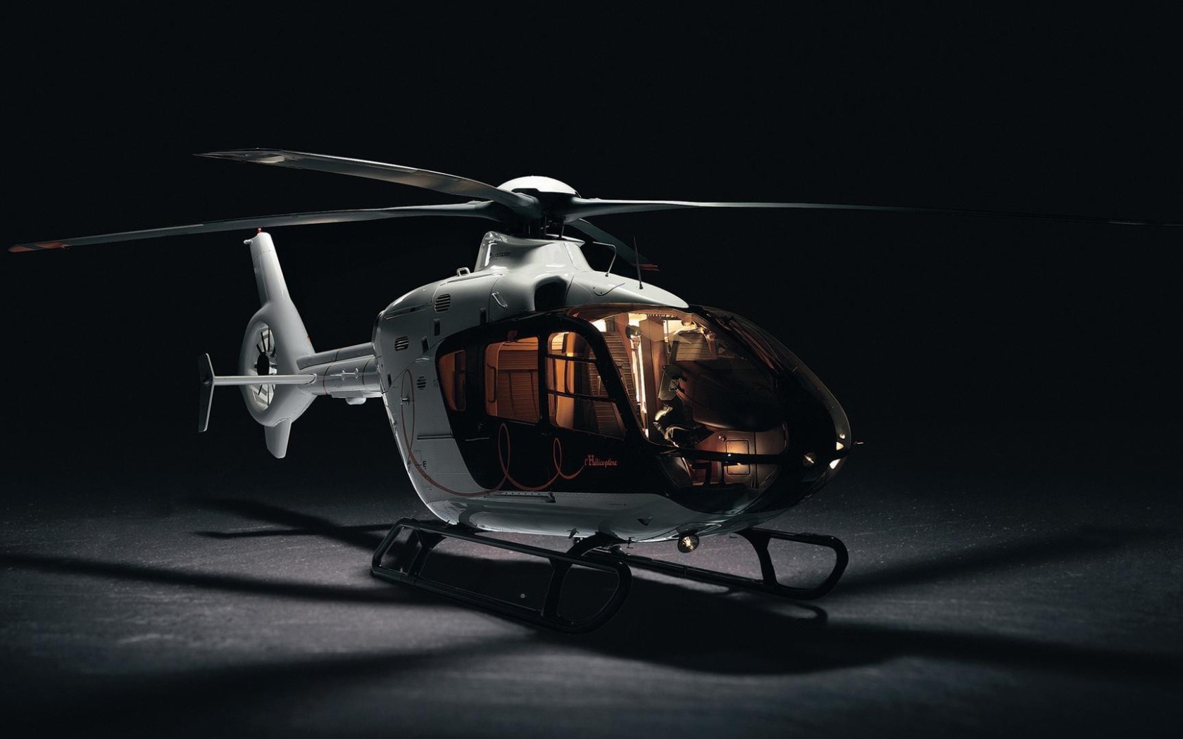 Белый частный вертолет