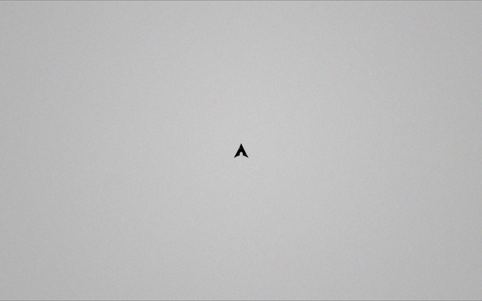 Маленький черный треугольник на сером фоне