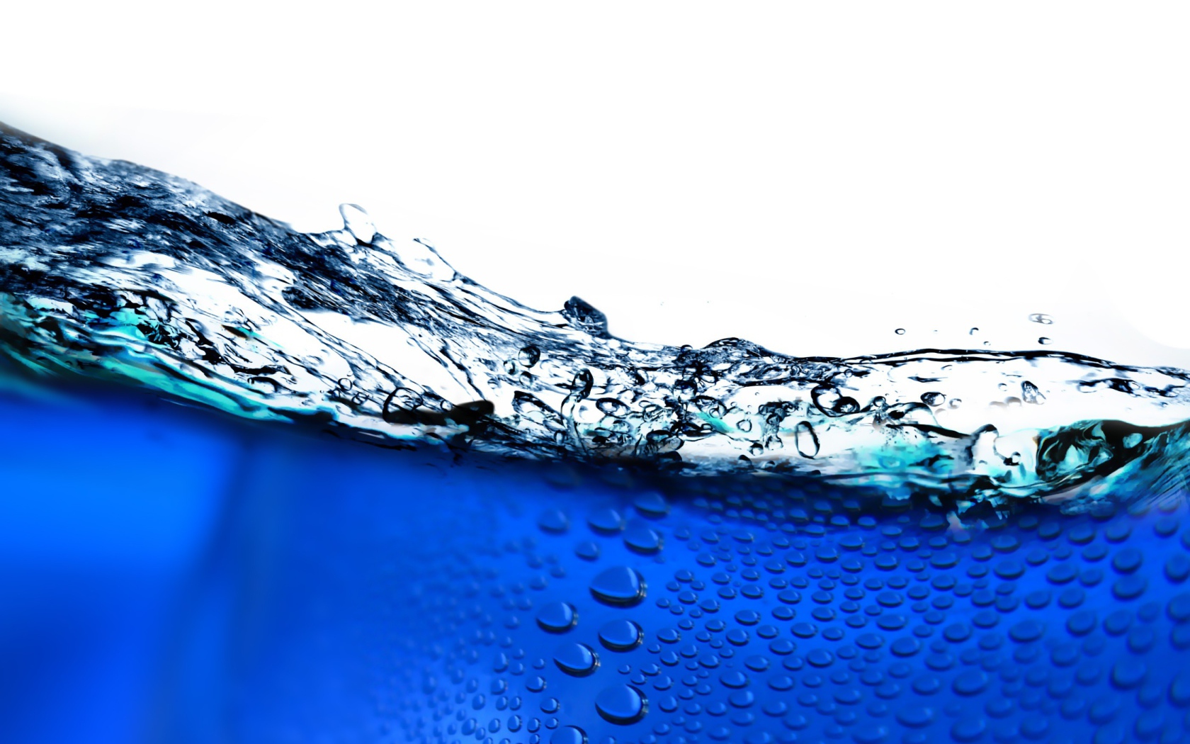 Пузыри воздуха в синей воде