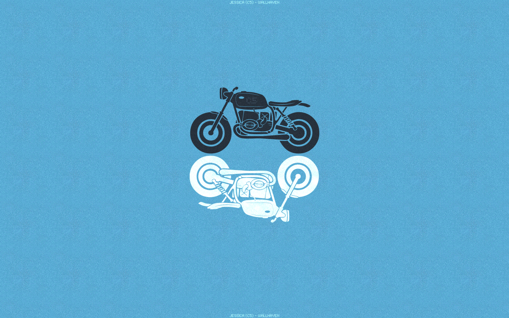 Черный и белый мотоциклы, голубой фон