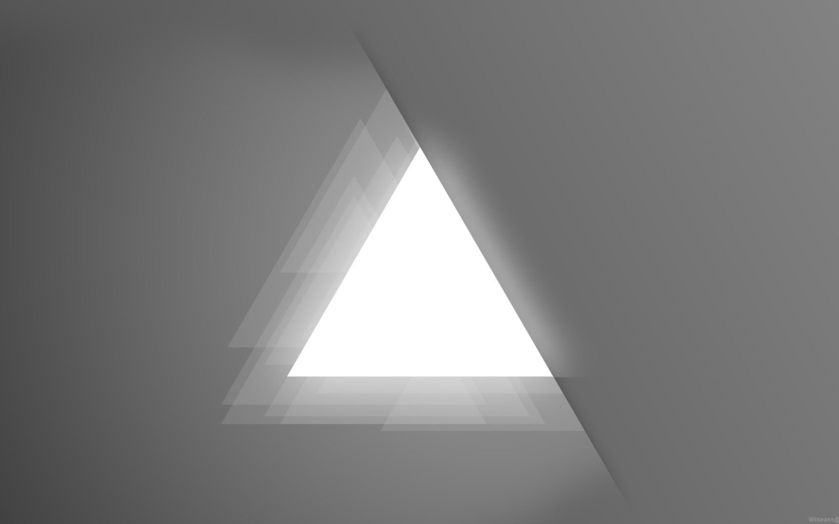 Светлый треугольник, серый фон