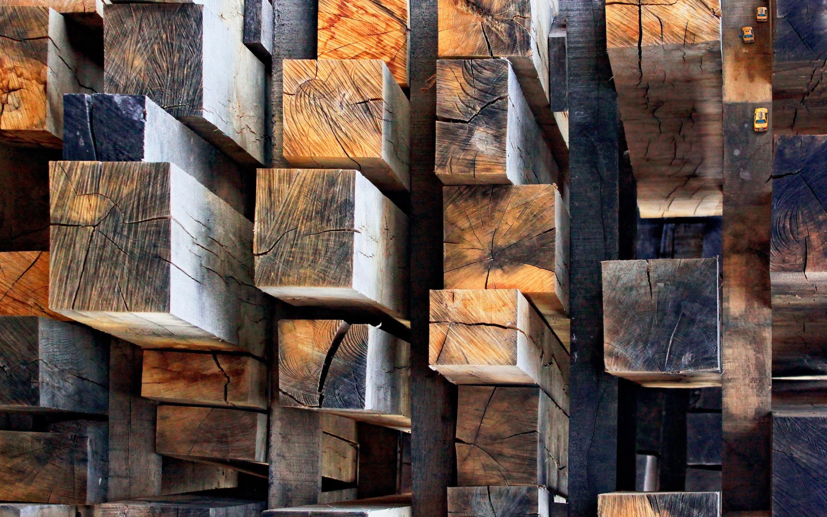 Аккуратная кладка деревянных брусков