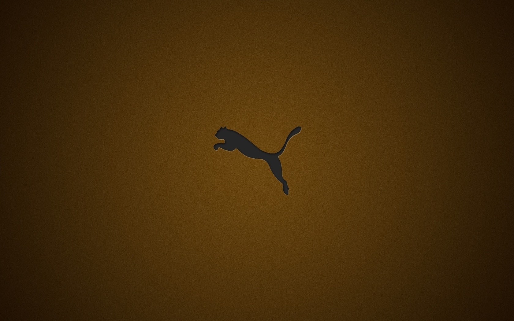 Логотип фирмы Пума на коричневом фоне