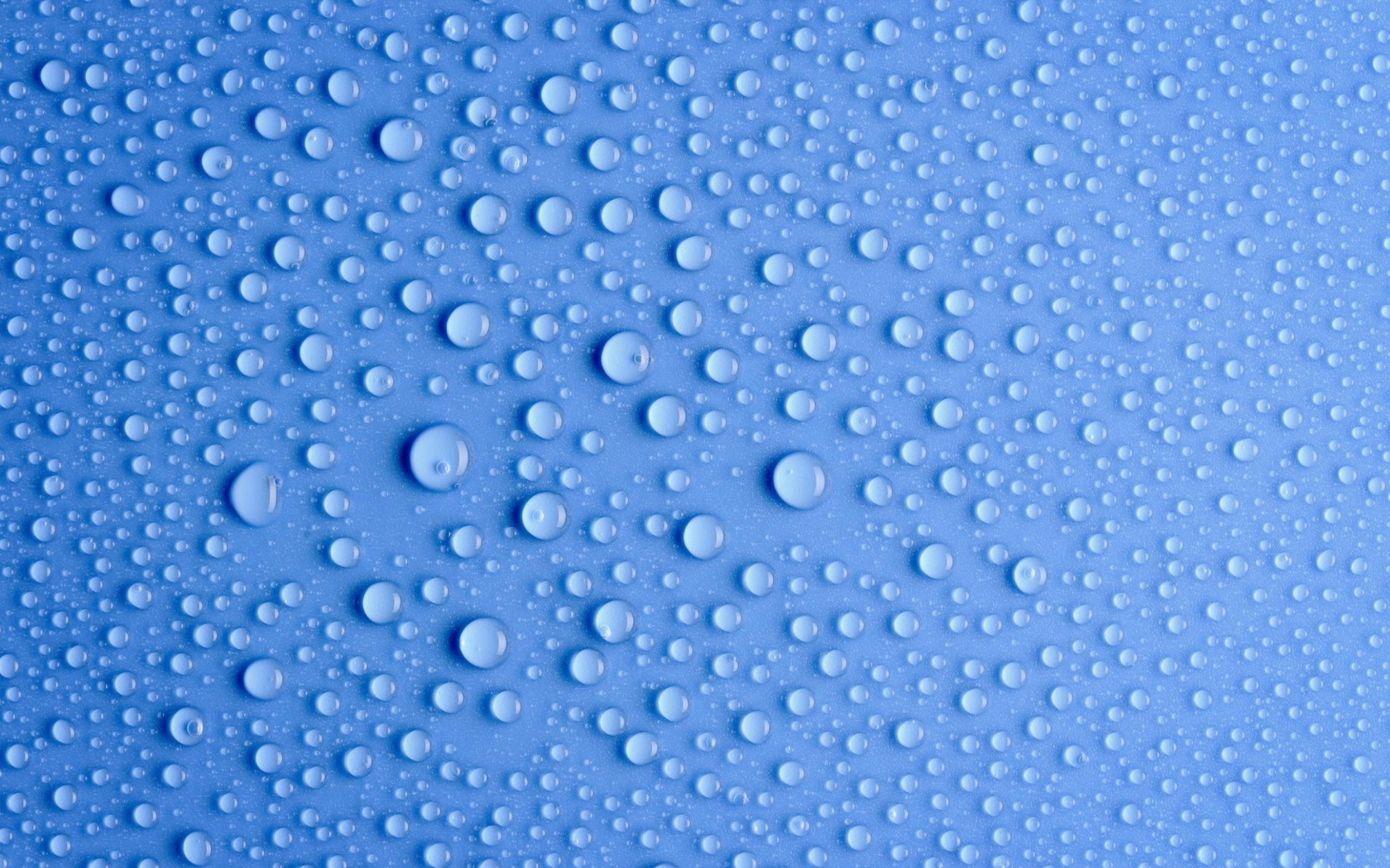 Конденсат на голубом фоне