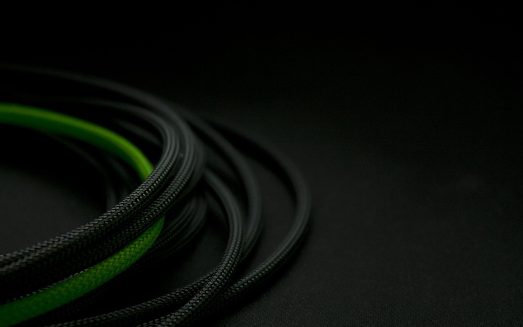 Зеленый провод среди черных