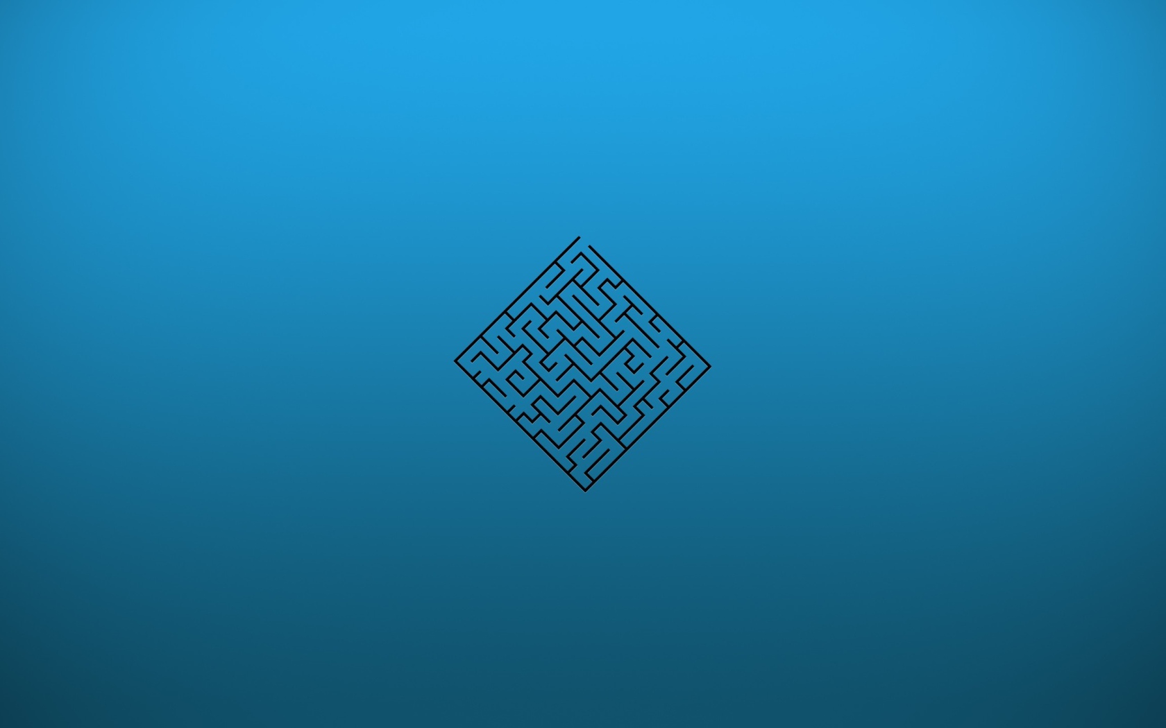 Лабиринт на голубом фоне