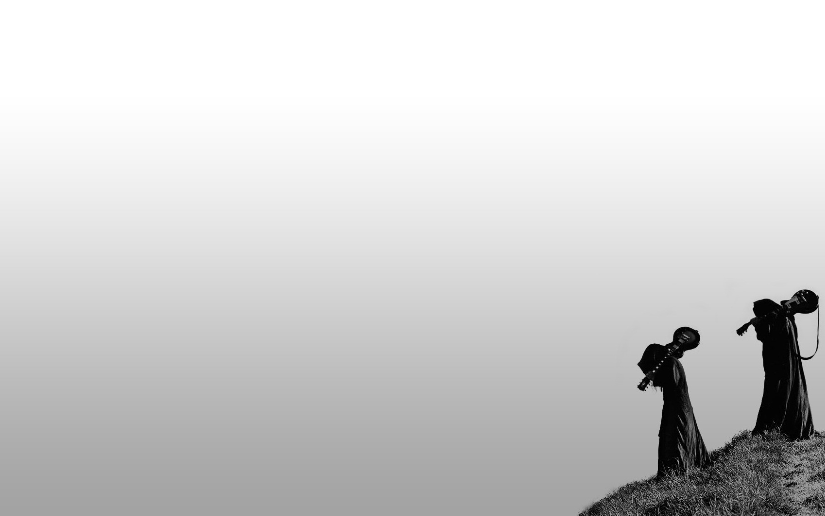 Люди в балахонах с гитарами, серый фон