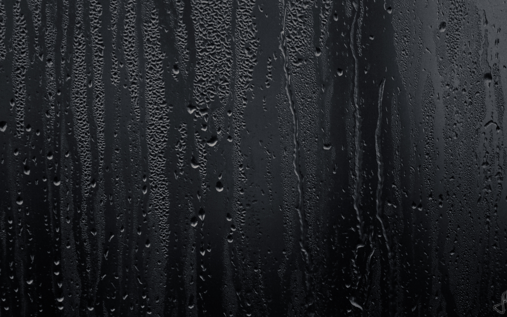Влага на черном стекле
