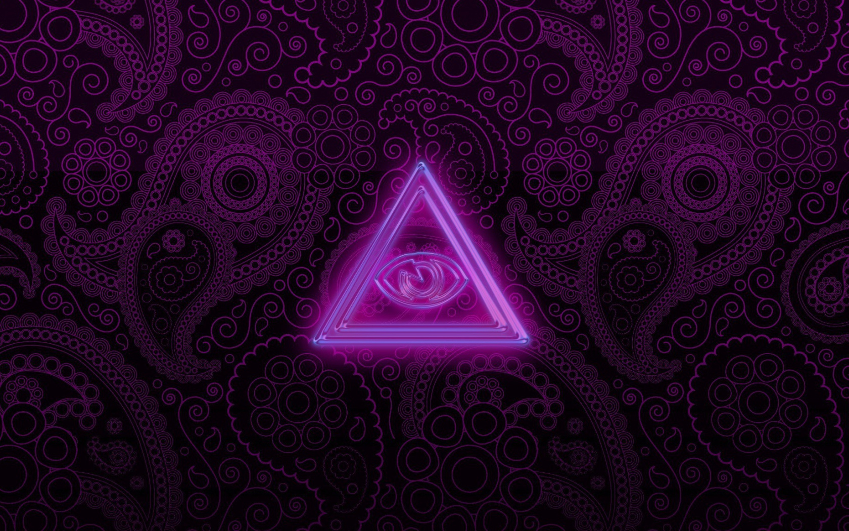 Треугольник на фиолетовом фоне