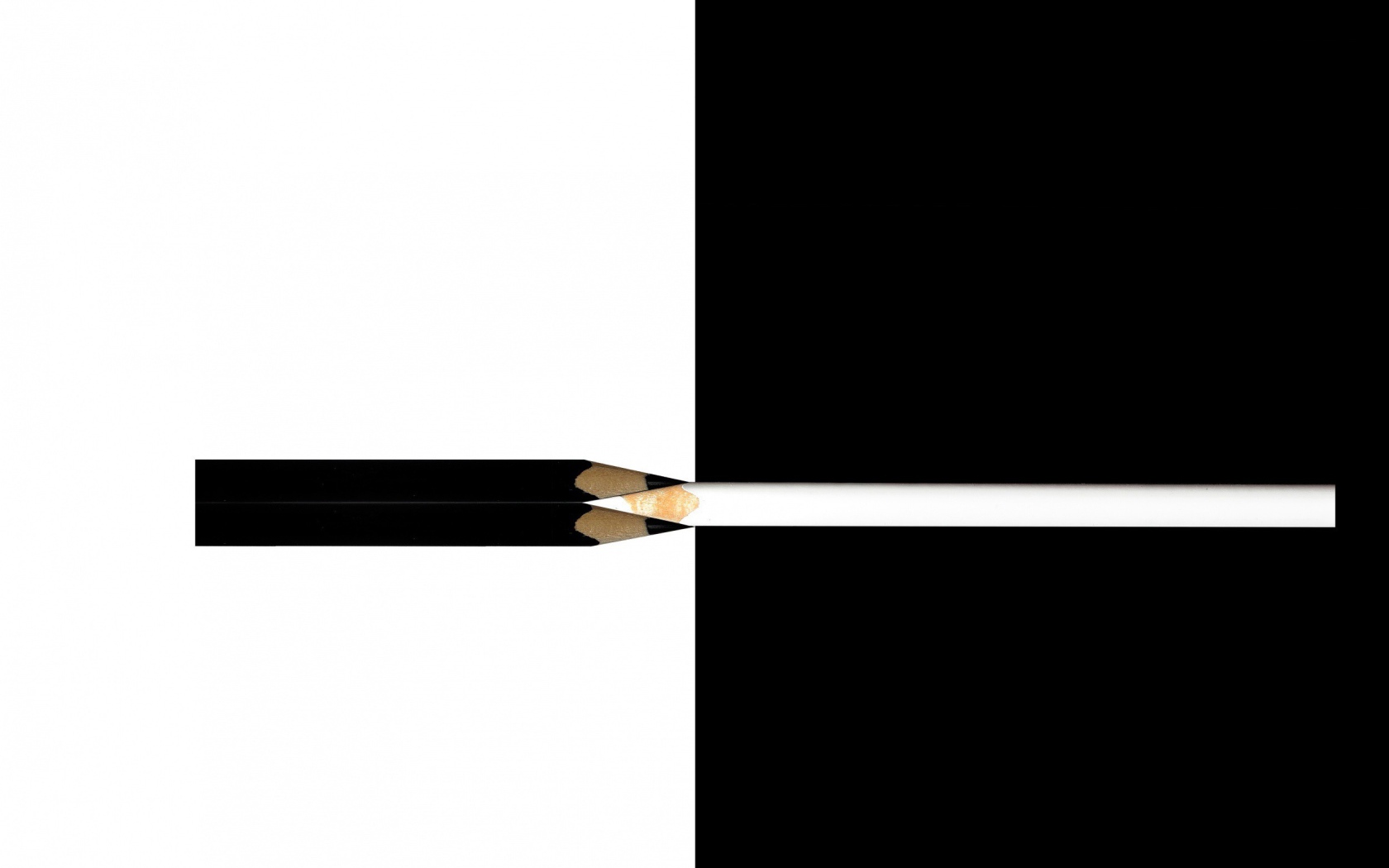 Белый и черный карандаши