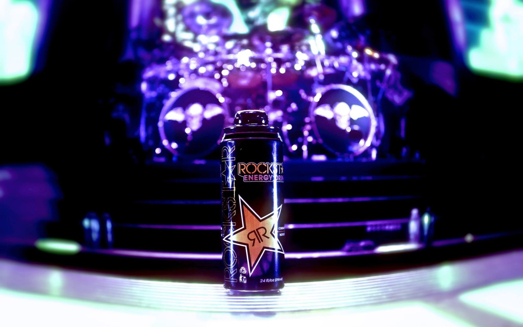 Банка с напитком Rockstar