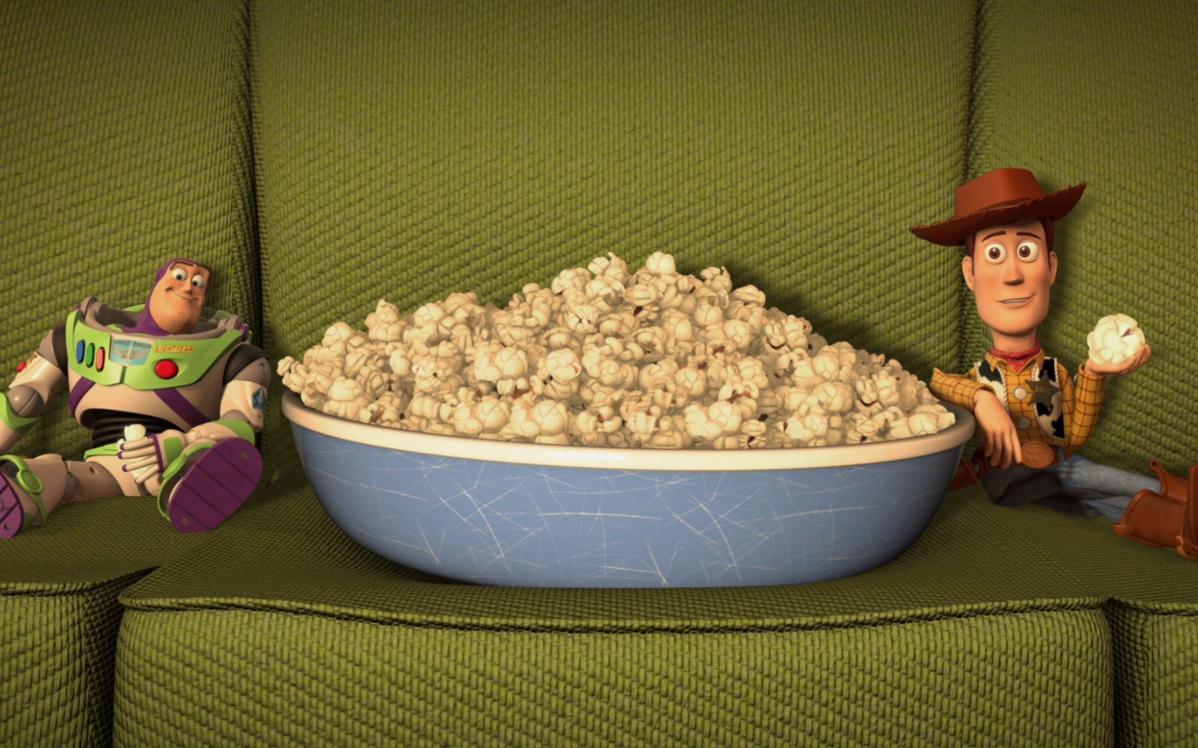 Персонажи мультфильма История игрушек кушают попкорн
