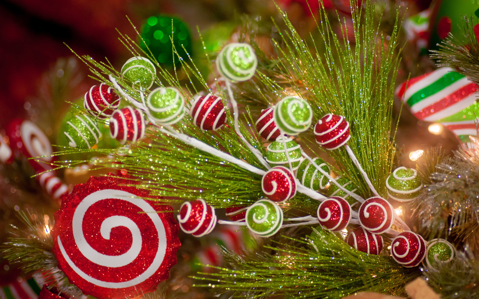 Декоративная ветка с игрушками