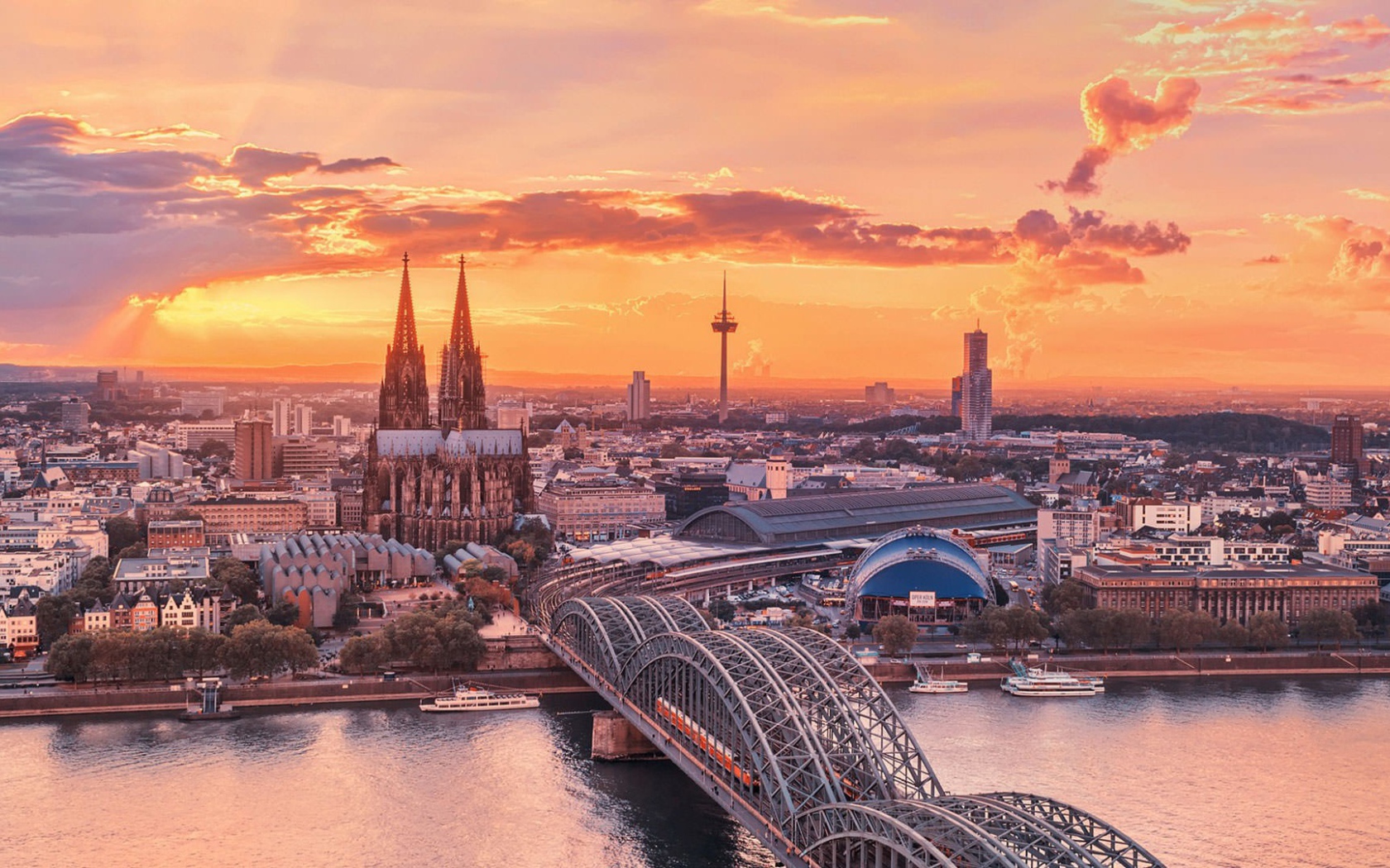 Мосты в городе на закате, Германия