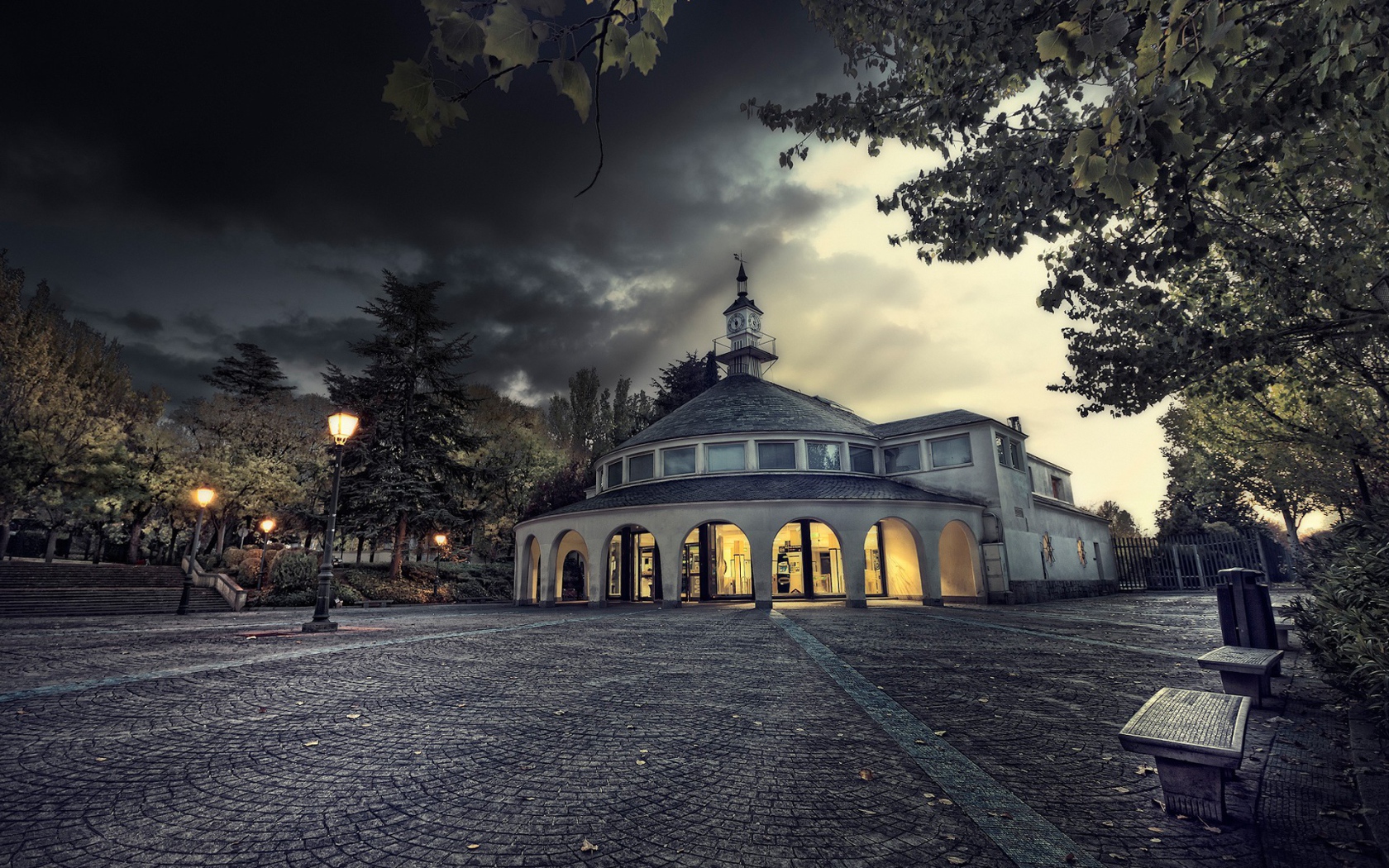 Здание с башней в парке