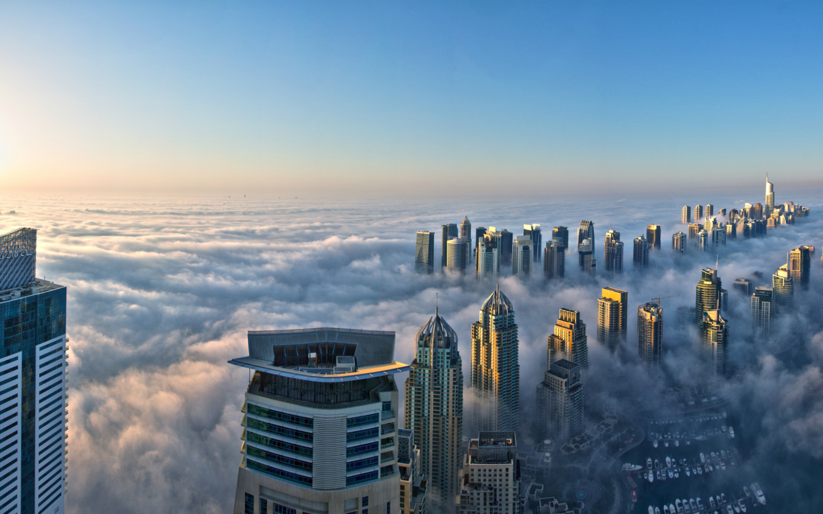 Город Дубай в тумане