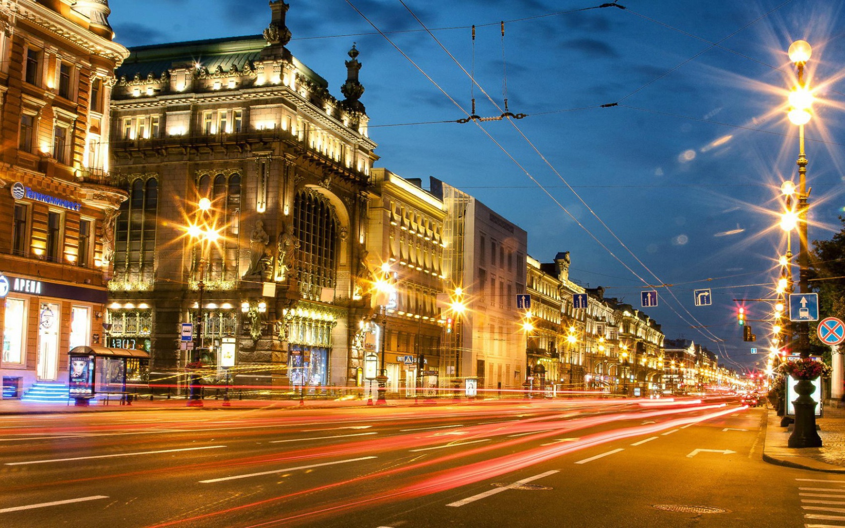 Вечерние огни на улице Санкт-Петербурга
