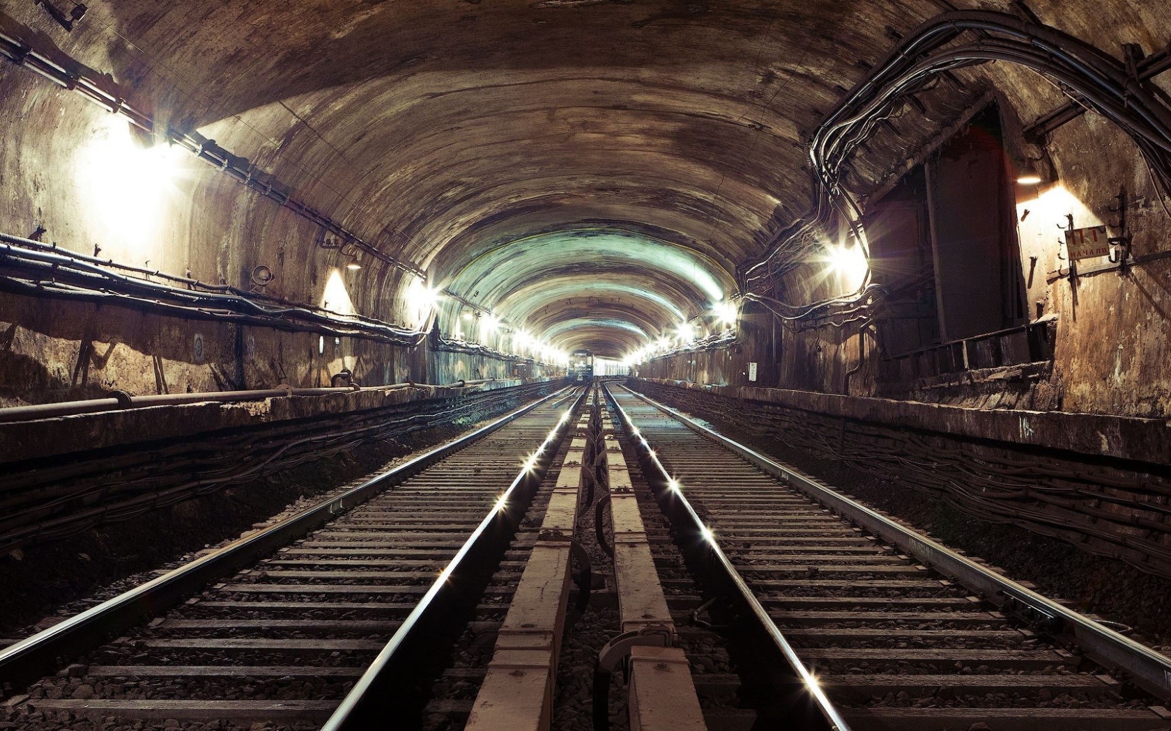 Внутри тоннеля московского метро