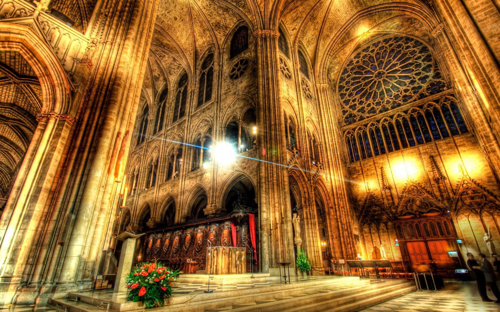 Интерьер величественного католического собора