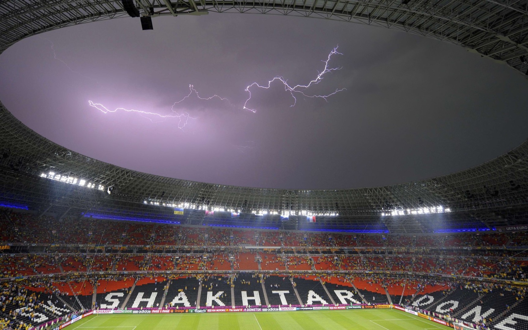 Молния над Донбасс ареной в Донецке
