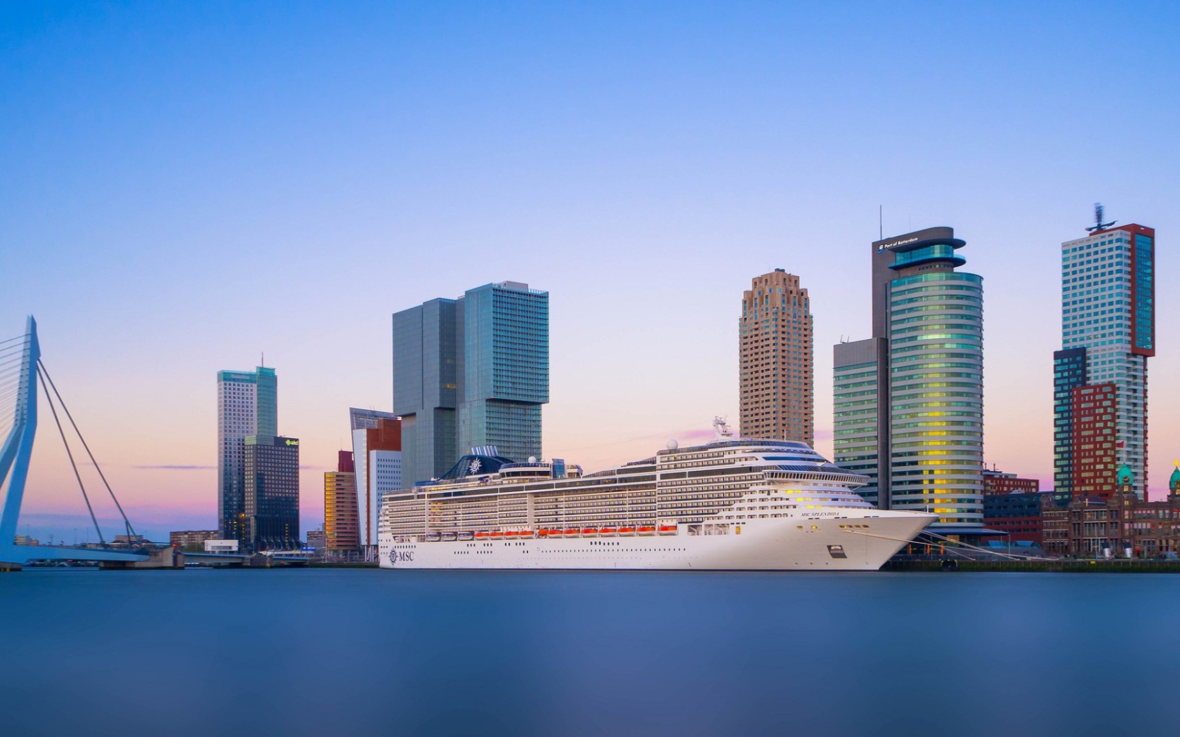 Лайнер на фоне небоскребов в Роттердаме