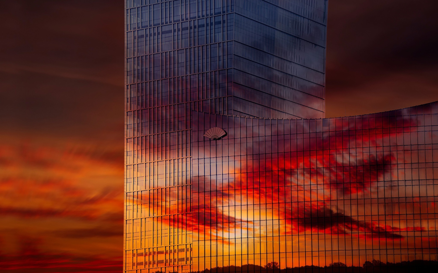 Зеркальный небоскреб в Китае