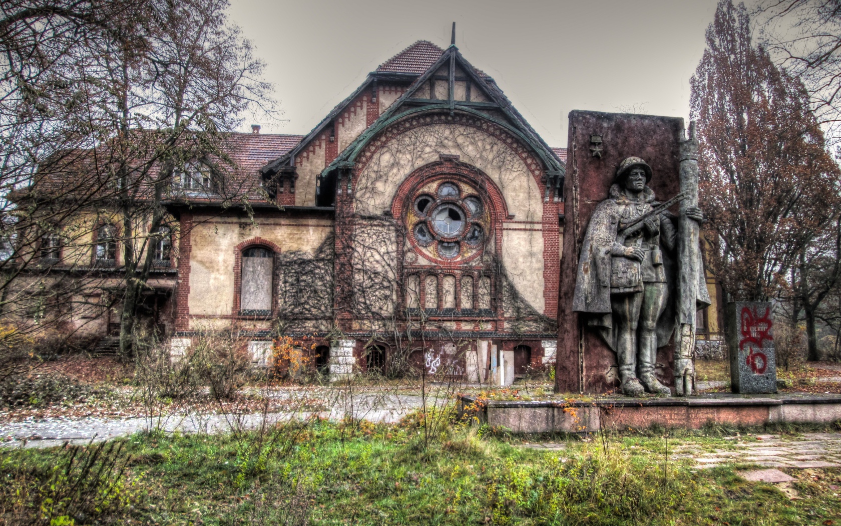 Памятник у заброшенной больницы, фото HDR