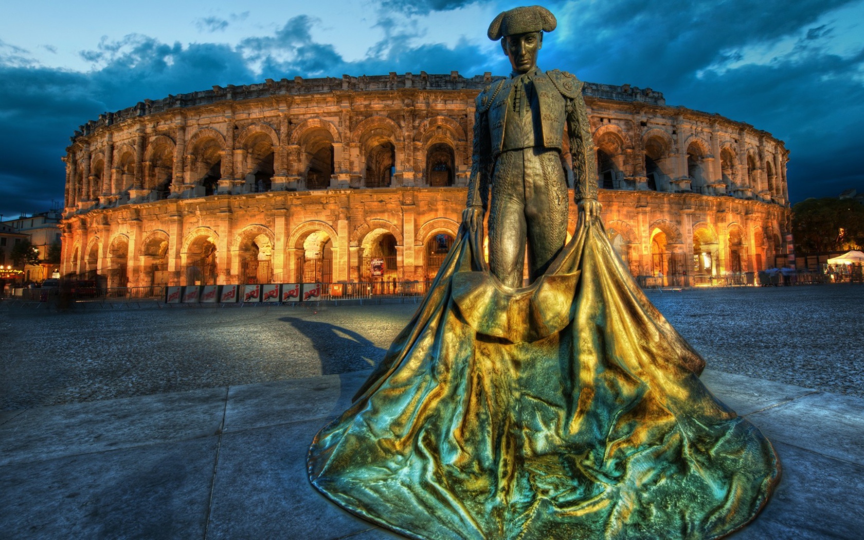 Памятник тореадору перед Колизеем