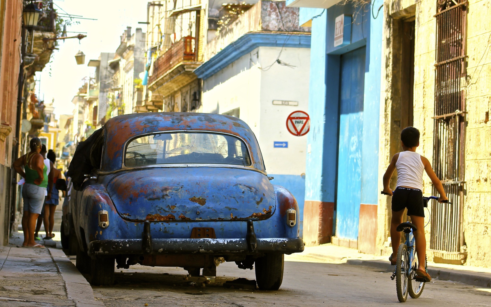 Старое авто на улице в Гаване