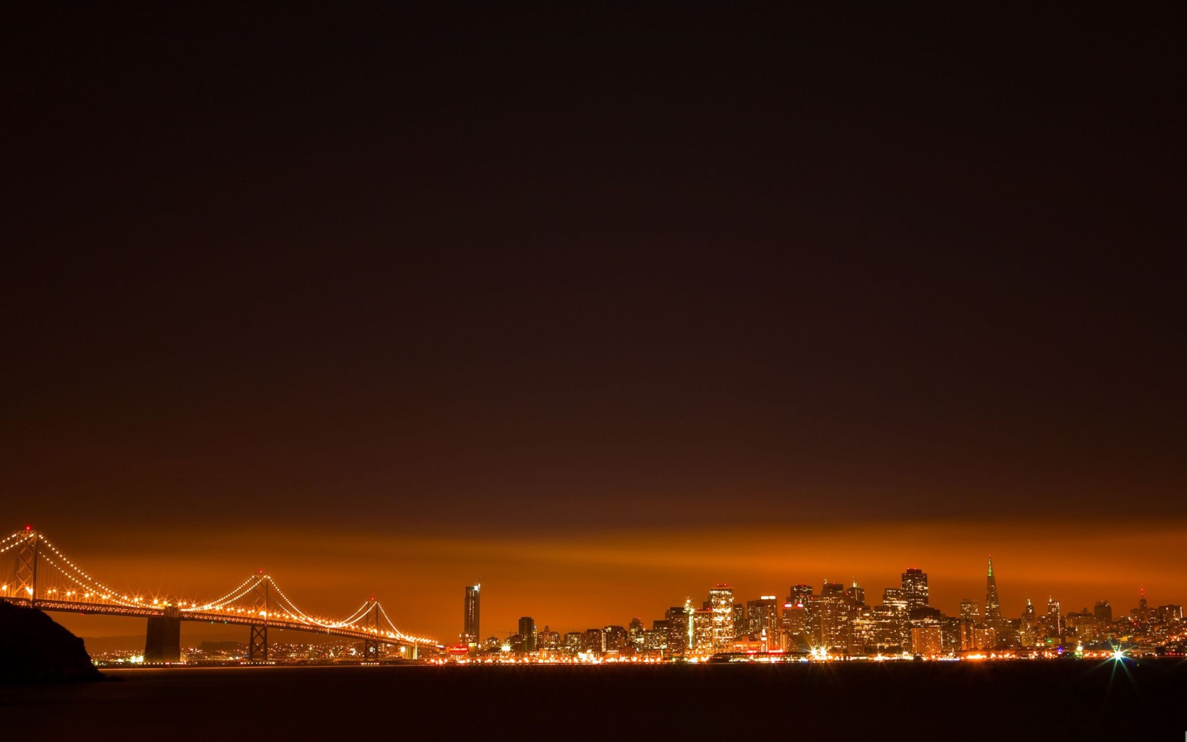 Оранжевое сияние над городом