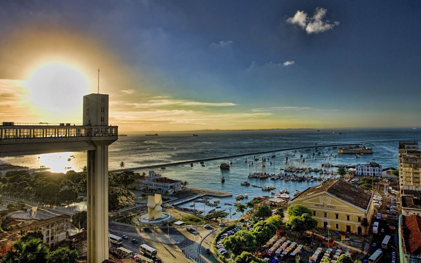 Панорама порта в городе в Италии