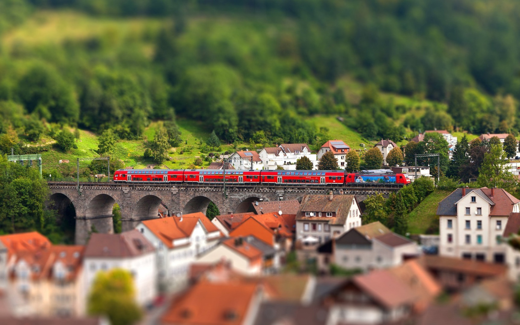 Красный поезд на мосту