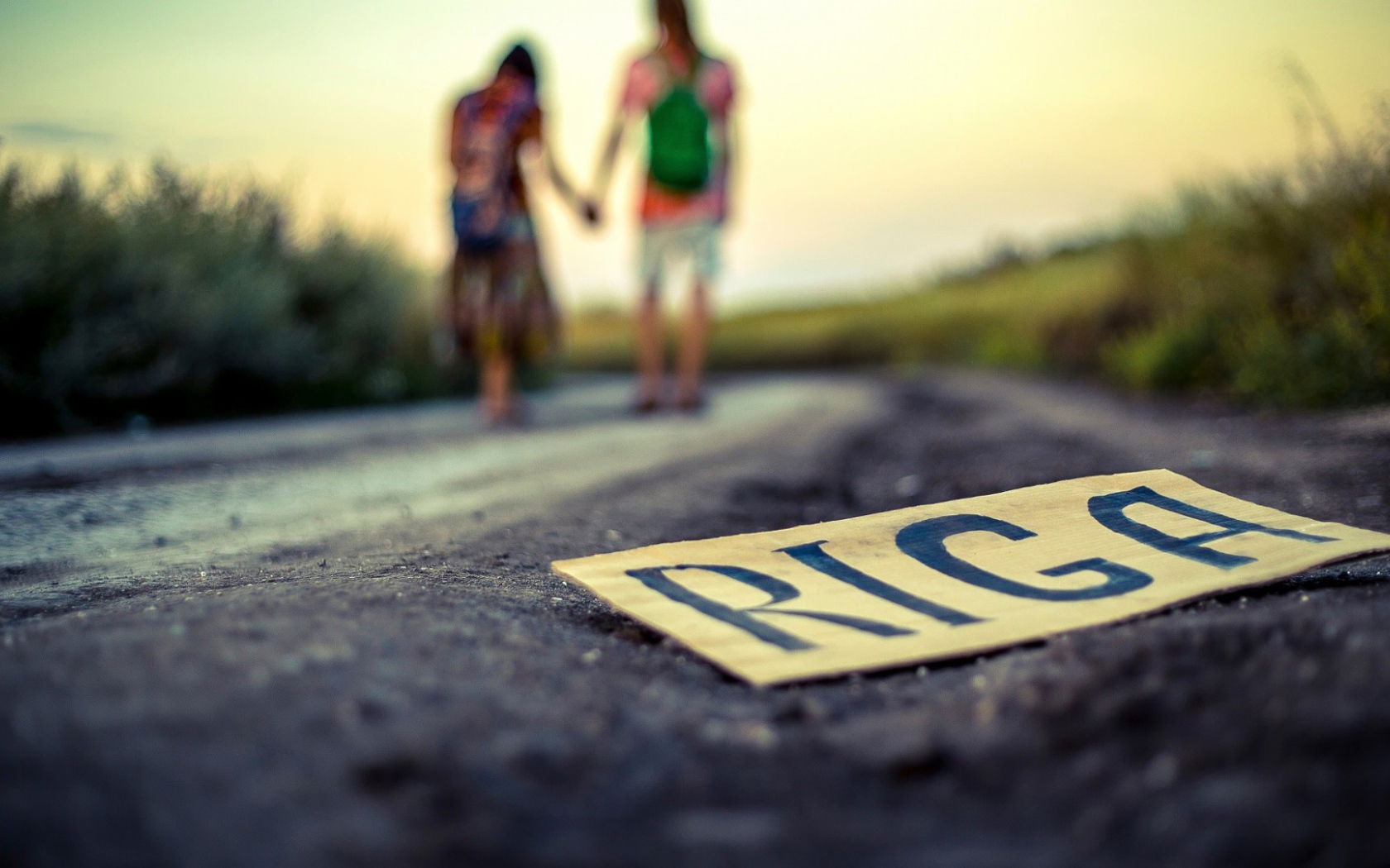 Знак Рига на обочине дороги