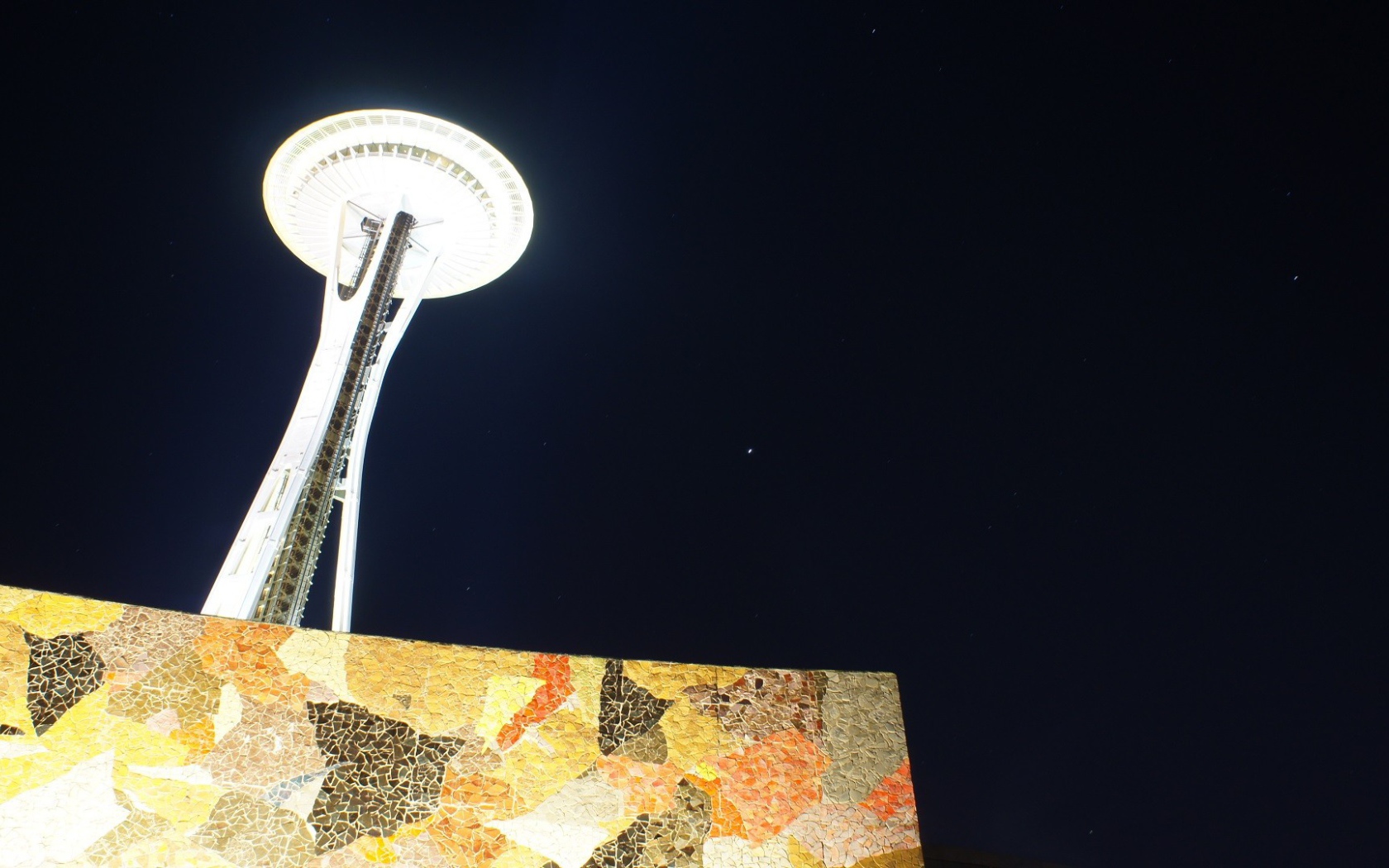 Сияющая телебашня в Сиэтле