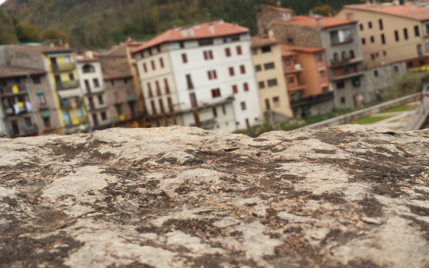 Камень на фоне городских домов, Барселона