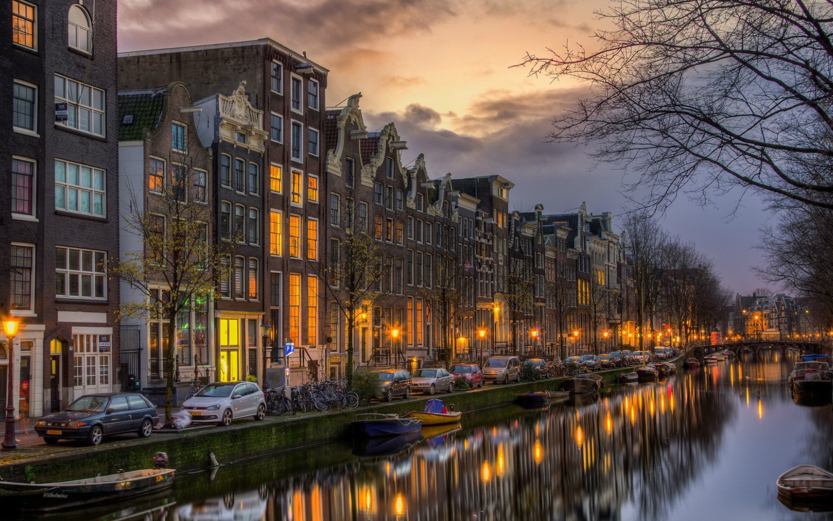 Улица на берегу канала в Амстердаме