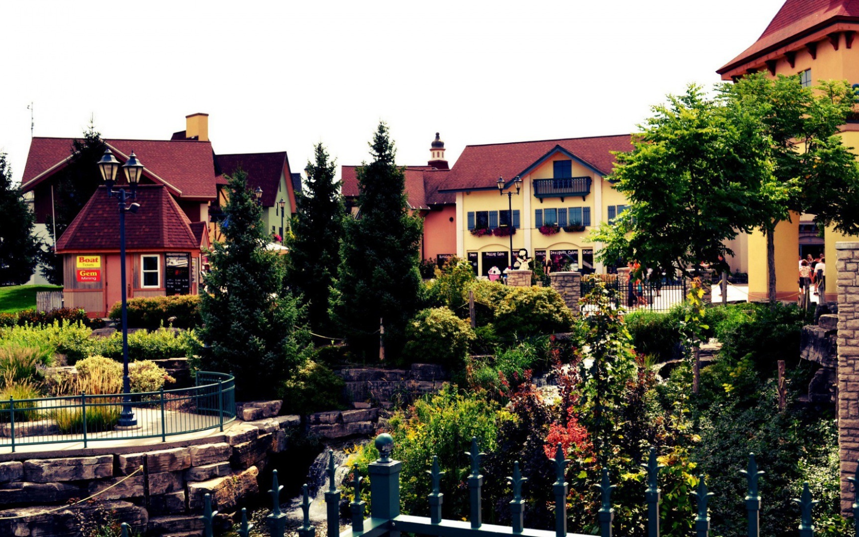 Городок утопает в зелени