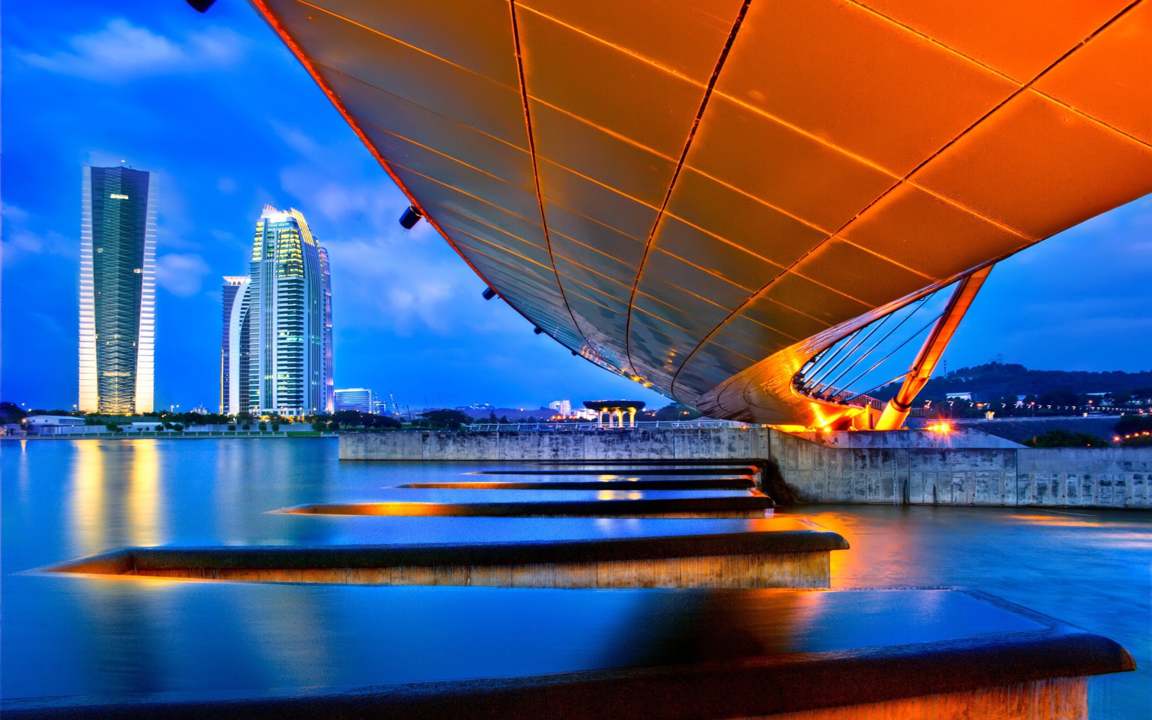 Перепад высот в реке в городе