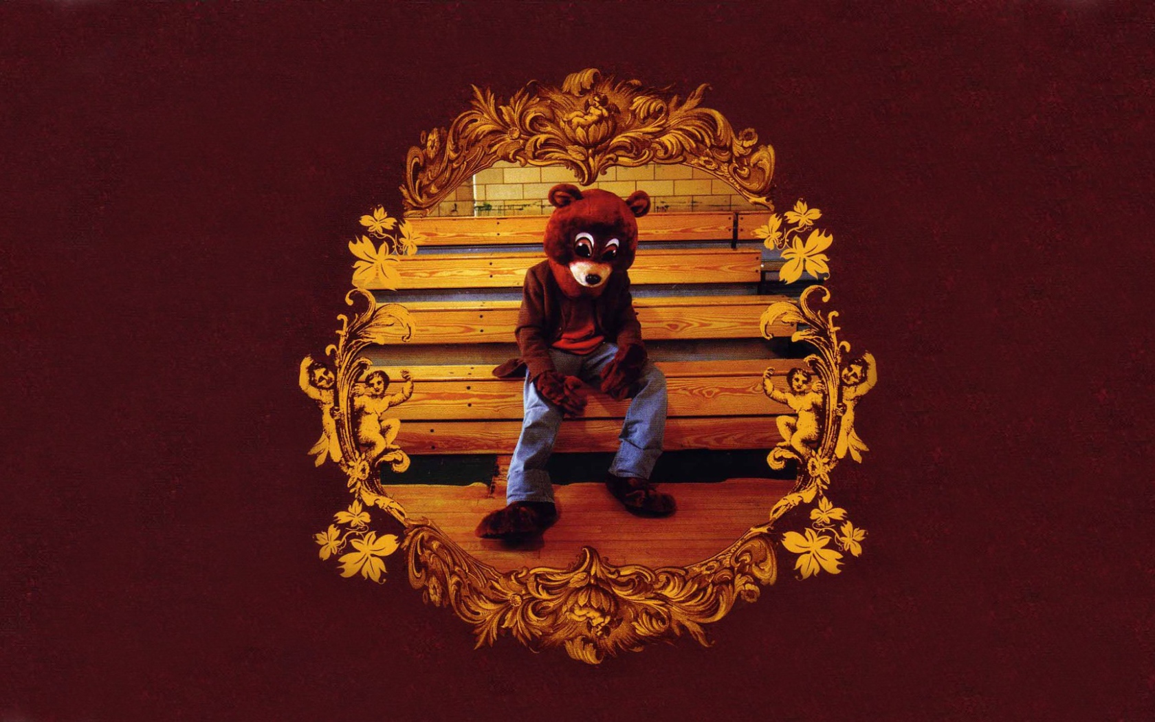 Человек в костюме медведя сидит на лавке