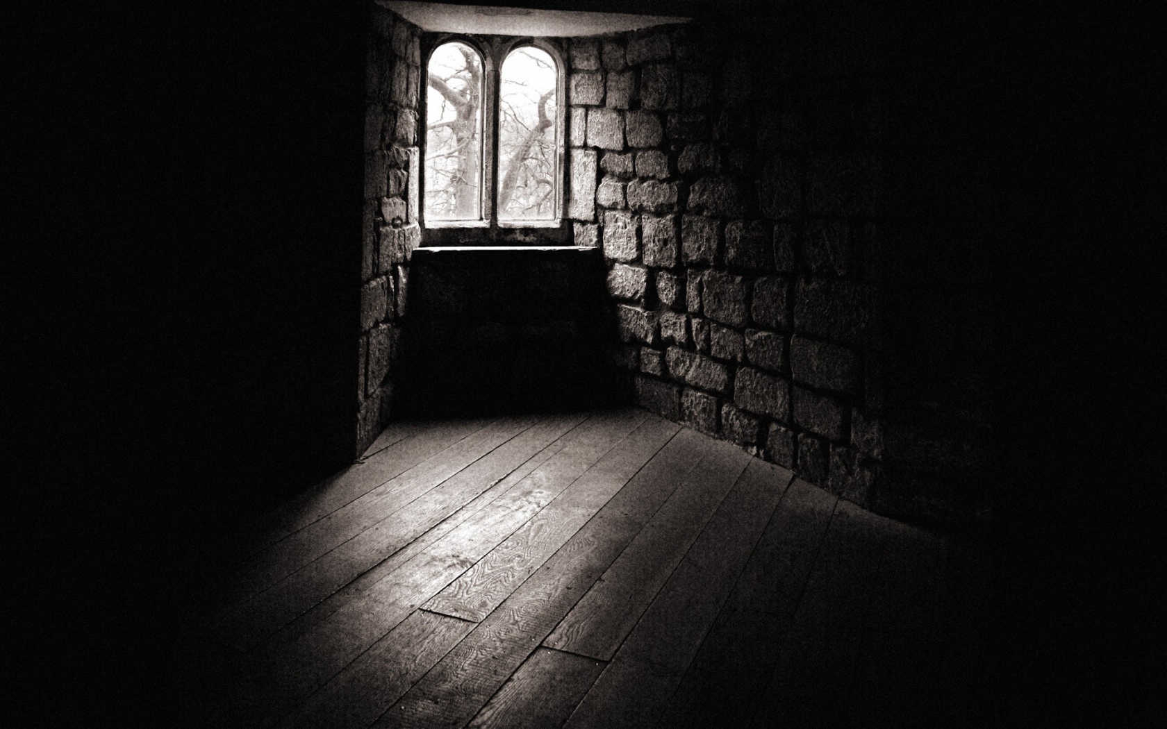 Маленькое окошко в каменных стенах