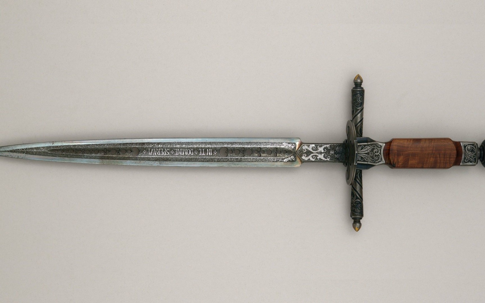 Старинный клинок с резьбой