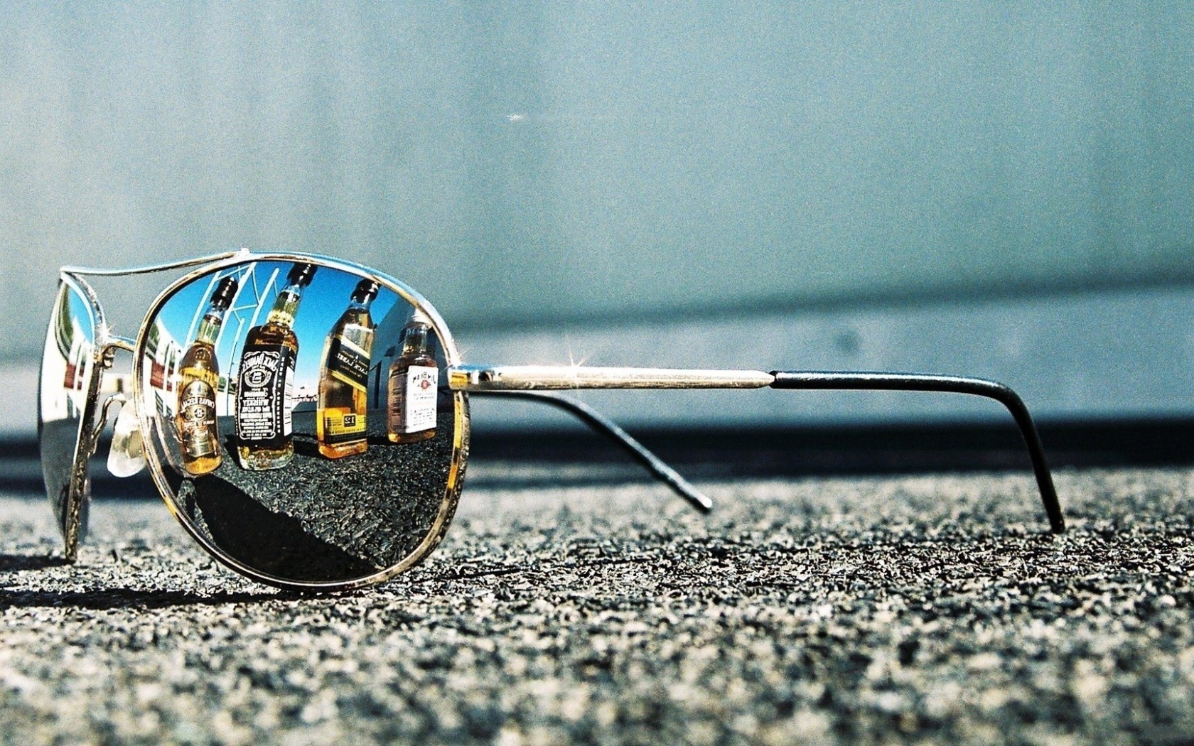 Бутылки с алкоголем отражаются в очках